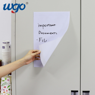 W ziehen der trockenen Löschen-Wand ab, welche die eingeschlossene Markierung des Whiteboard-Film-Blatt-11x17 haftet